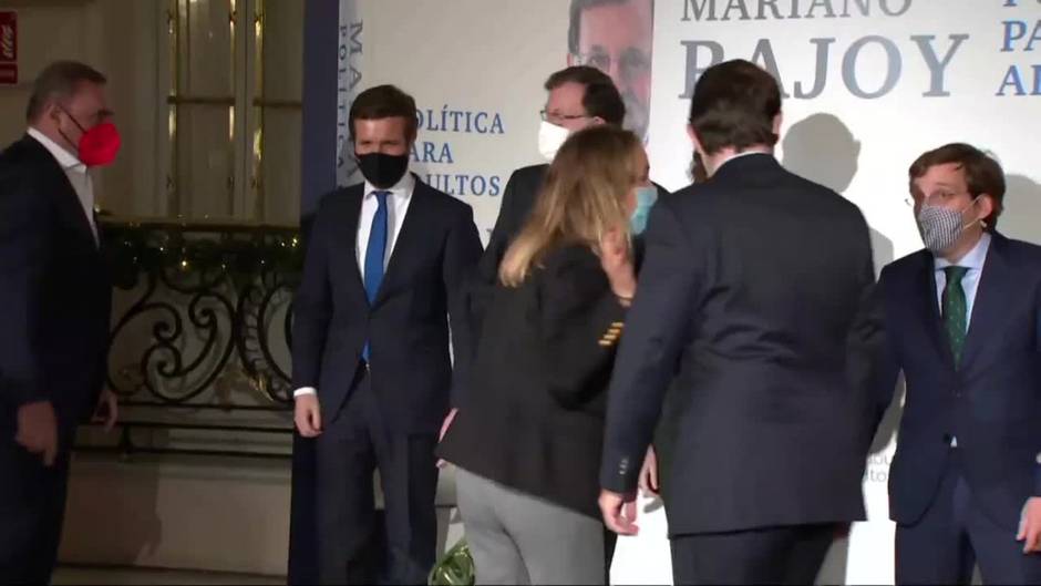 Ayuso evita colocarse junto a Casado en la presentación del libro de Mariano Rajoy