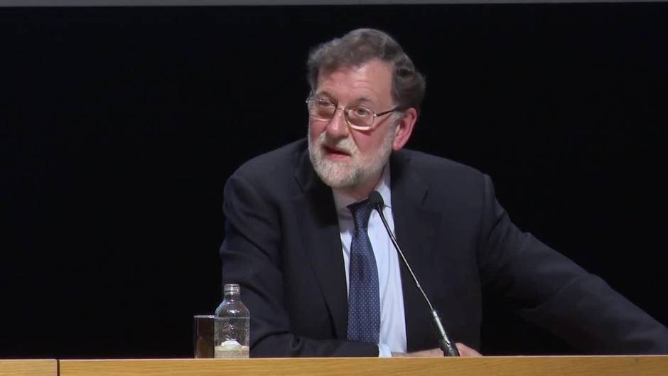Rajoy erige a Feijóo en referente de la "política de adultos" y arenga contra el populismo