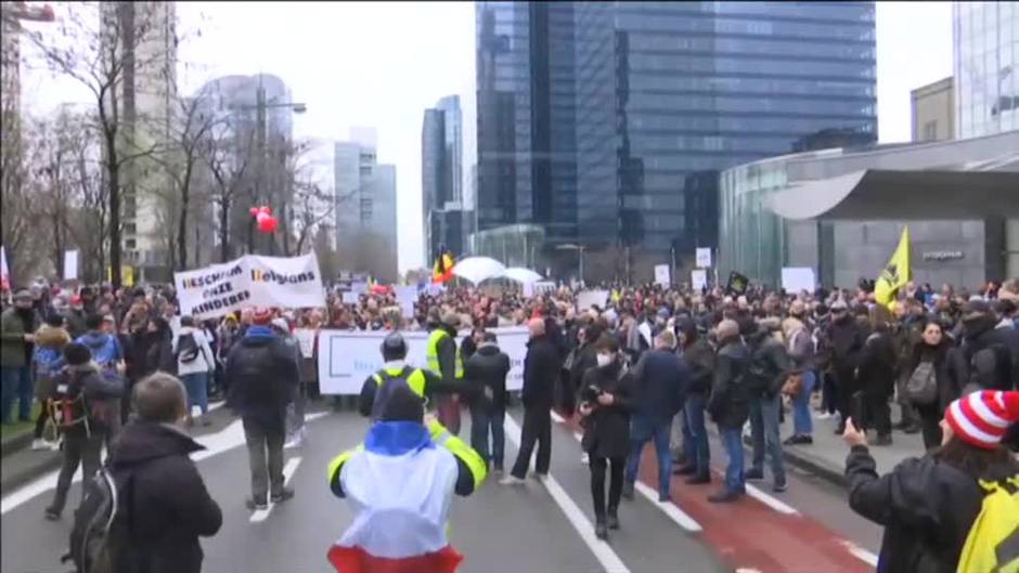 Las protestas en Bruselas contra el pasaporte COVID acaban en disturbios