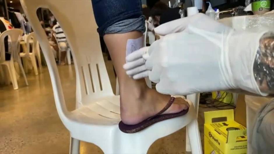 Hinchas del Atlético Mineiro, campeón de Brasil por primera vez en 50 años, se hacen tatuajes ofrecidos por el club para celebrarlo