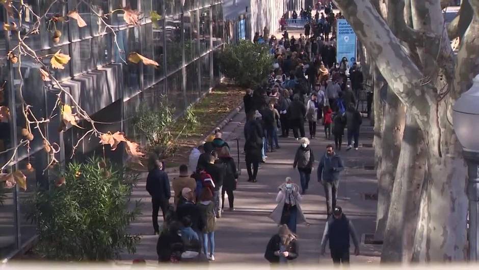 Largas colas en el Palacio de Congresos de Barcelona para vacunarse