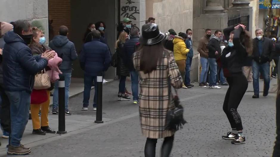 Largas colas en Doña Manolita dos semanas antes del sorteo de Navidad