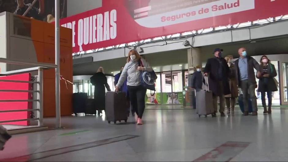 Los viajeros de regreso del puente se preparan para volver a la rutina en Madrid