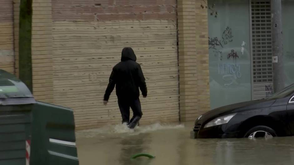 El río Arga se desborda a su paso por Pamplona e inunda el barrio de la Rochapea