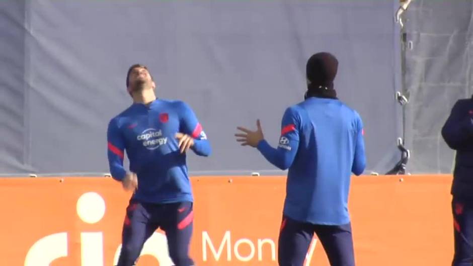 Luis Suárez entrena con el grupo y podría jugar el derbi