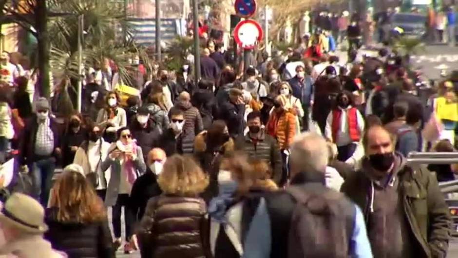 El aumento exponencial de los contagios confirma que ómicron es una variante mucho más contagiosa que la delta