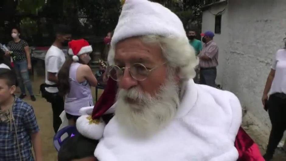 Papá Noel llega a los barrios más pobres de Caracas