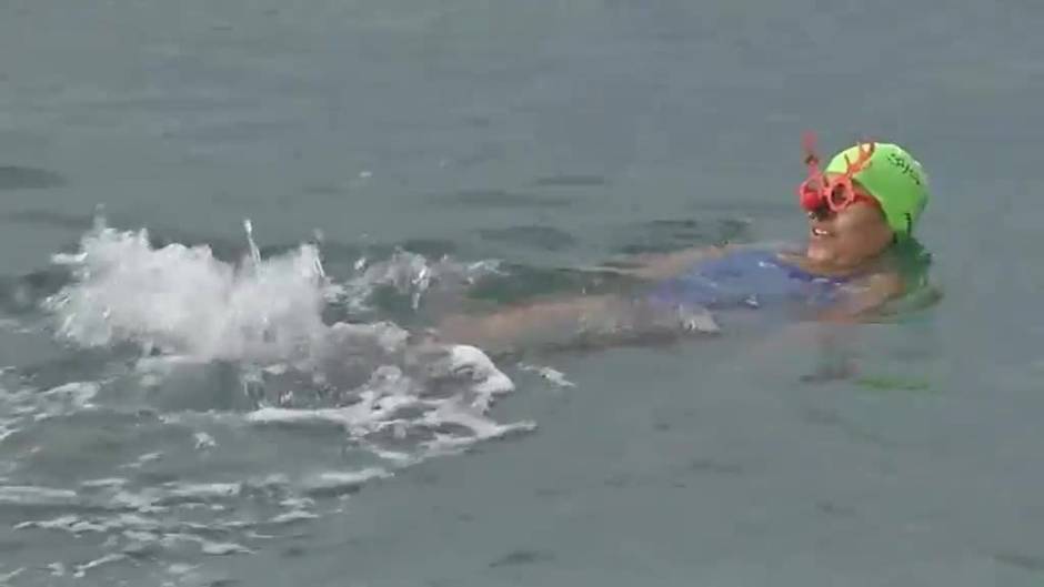 Agua helada y 163 valientes en la tradicional Travesía de Navidad de Gijón