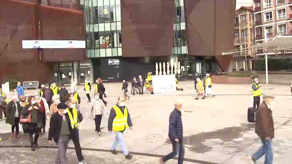 Pensionistas en Bilbao protestan contra el derribo de su centro de día