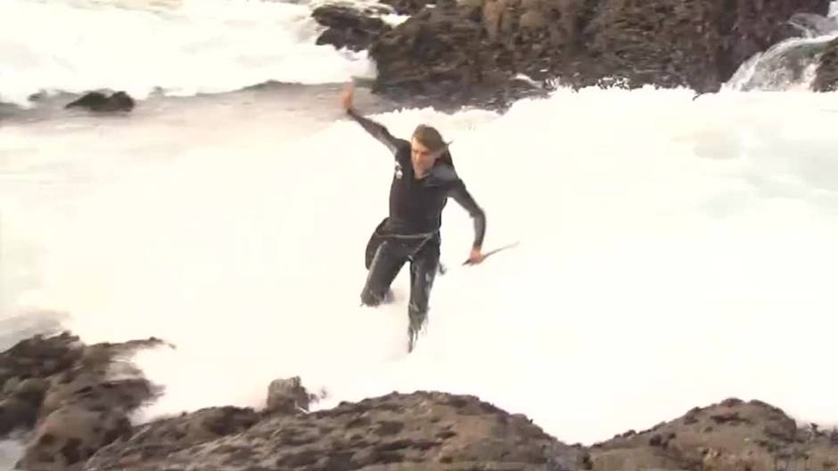 La arriesgada labor de los percebeiros para acercar los manjares del mar a las mesas de Navidad