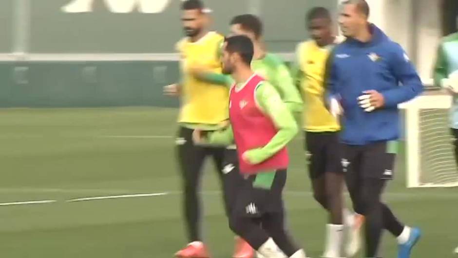 Marchena y Raúl se ejercitan junto al primer equipo ante las numerosas bajas en el Betis