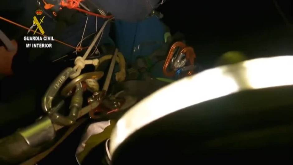 La Guardia Civil rescata a un hombre atrapado con su parapente en unos cables de alta tensión en Almuñécar