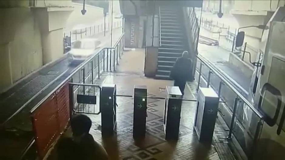 Un vehículo entra por error en las vías de una estación de tren de Estambul