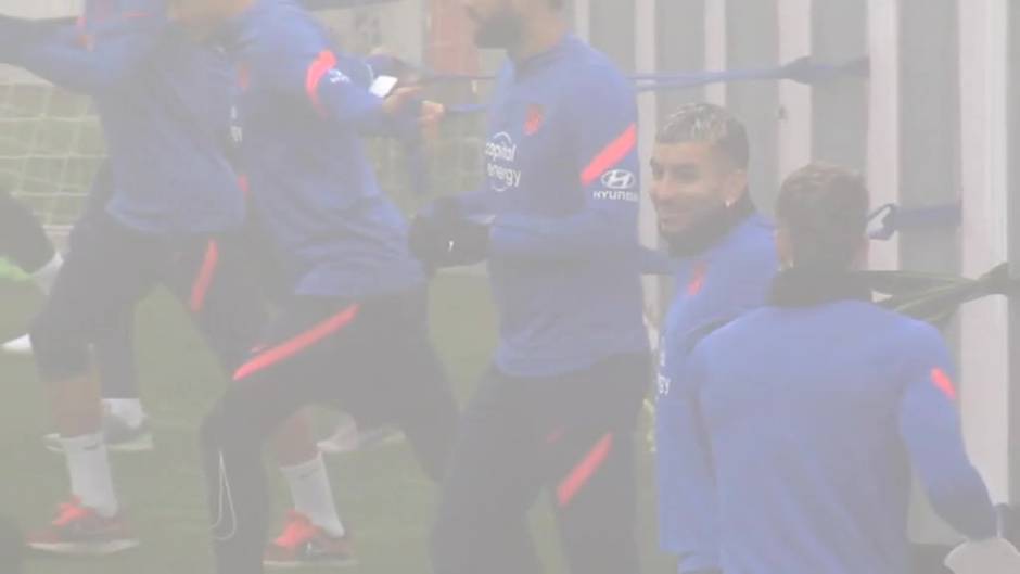 Intensa sesión de entrenamiento del Atlético de Madrid bajo la niebla