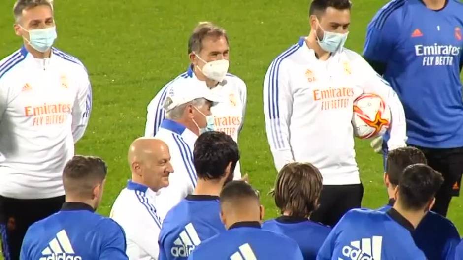 El Real Madrid toma contacto con el césped del estadio Príncipe Faisal de Riad