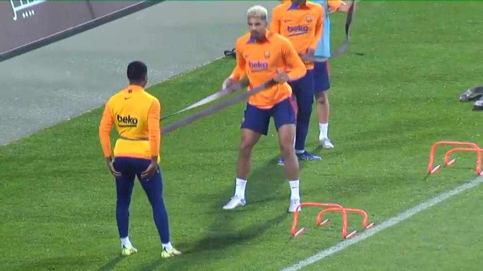 El Barça se ejercita sobre el césped del estadio Príncipe Faisal de Riad