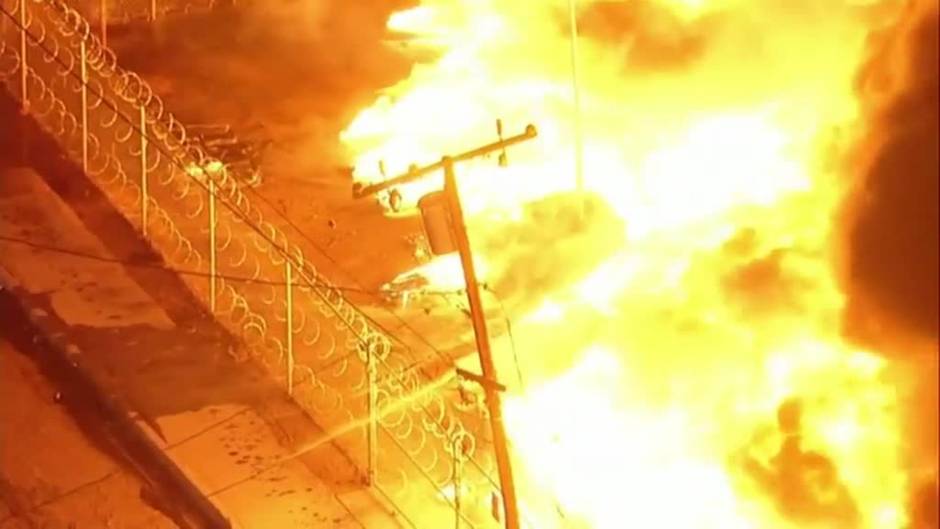 Un incendio arrasa un centro comercial en California