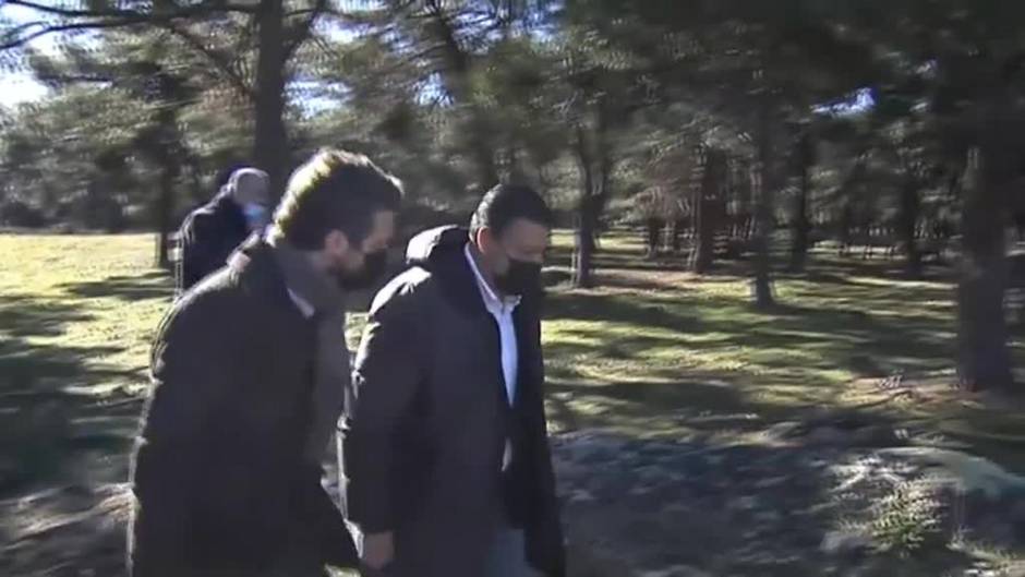 Pablo Casado visita una granja extensiva de vacuno para arremeter contra Alberto Garzón