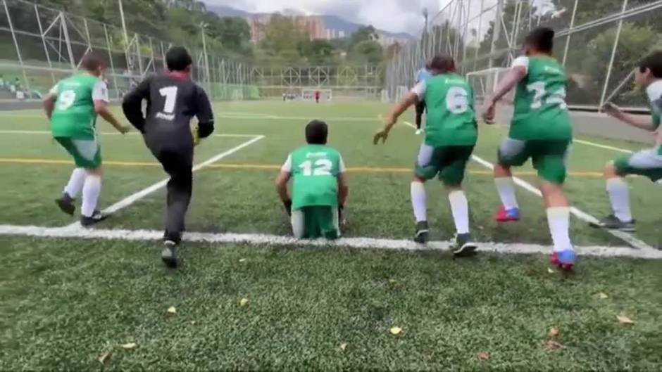 Un joven sin piernas se convierte en la estrella de su club de fútbol en Colombia