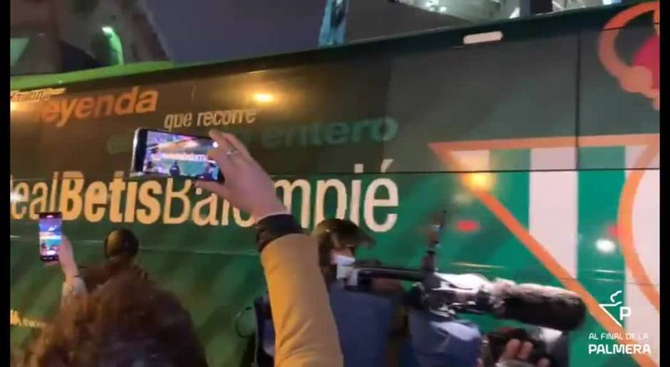 Llegada del autobús del Betis