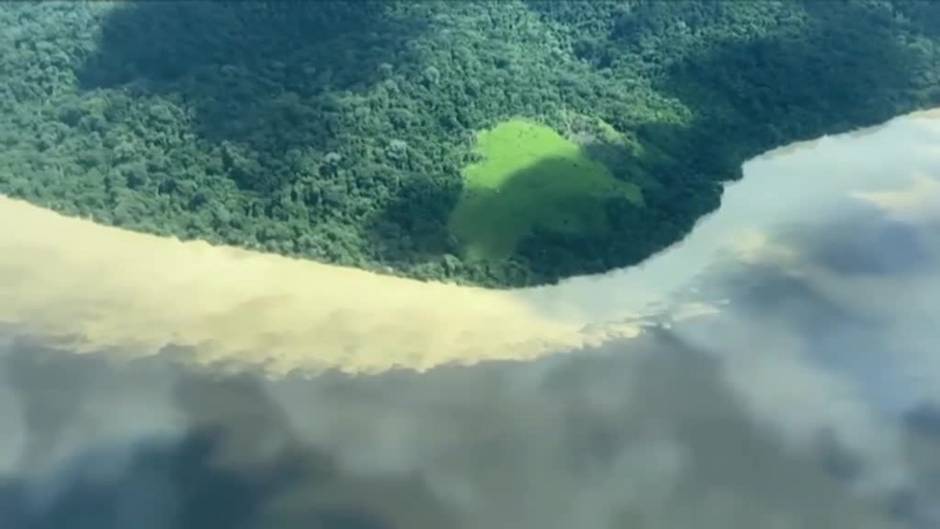 El Tapajós, uno de los ríos de aguas claras más grandes de Brasil, se tiñe de color chocolate debido a los vertidos mineros ilegales de oro y al lodo