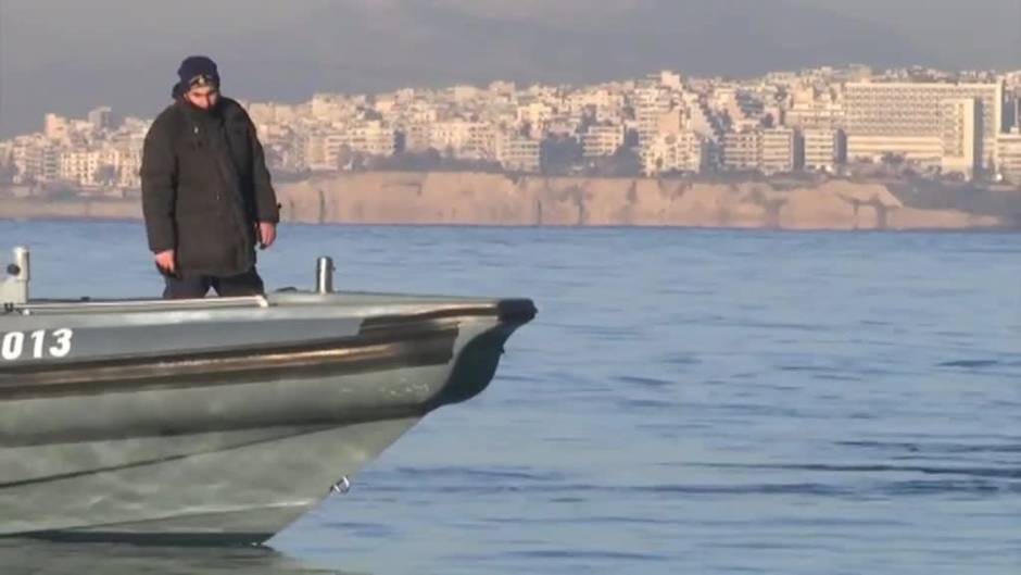 Una ballena herida encalla en una orilla de la costa del sur de Atenas