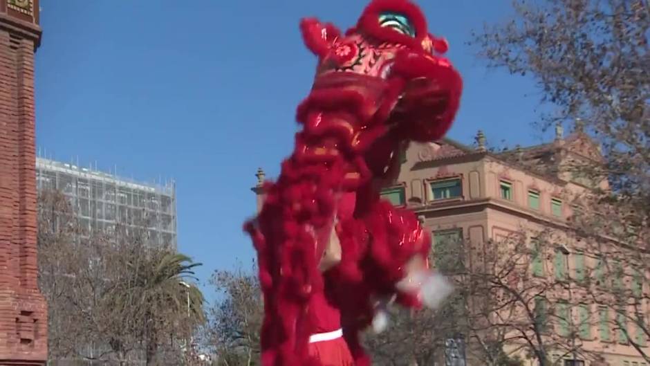 Miles de personas visitan la celebración del Año Nuevo chino en Barcelona