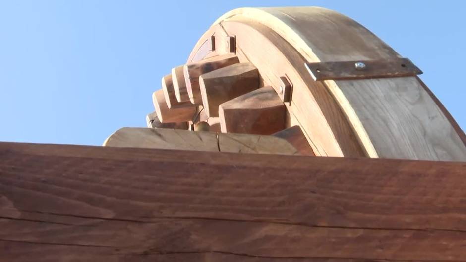 Eje de giro y rueda catalina ya reposan en el Molino Sansón Carrasco de Puerto Lápice