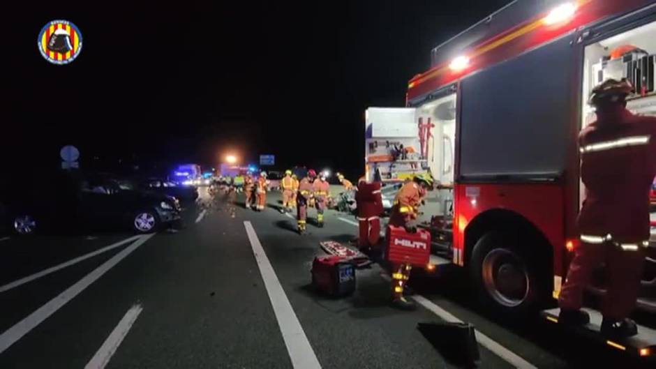 Mueren cinco personas en un choque múltiple en la A-7 en Valencia