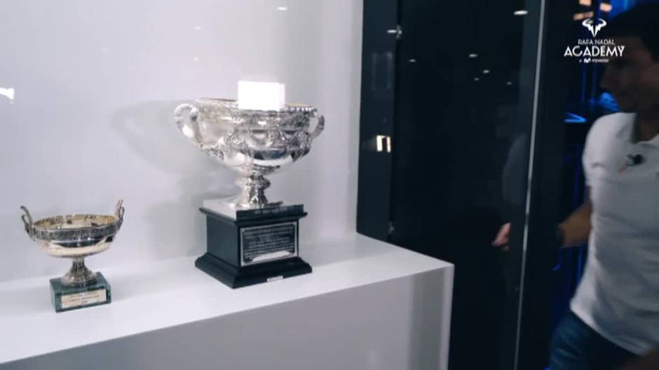 Nadal coloca el trofeo del Open de Australia en el museo de su academia