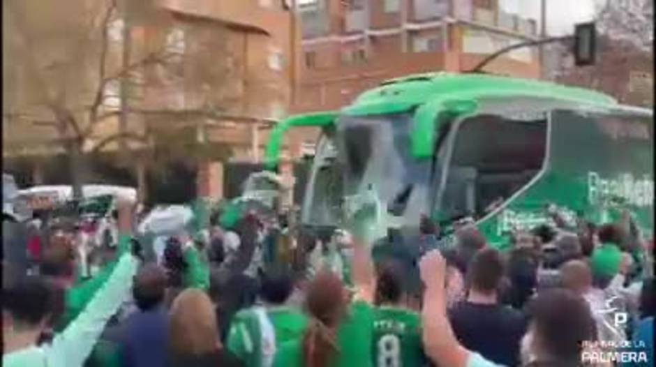 Llegada del Betis al Villamarín antes del partido contra el Villarreal
