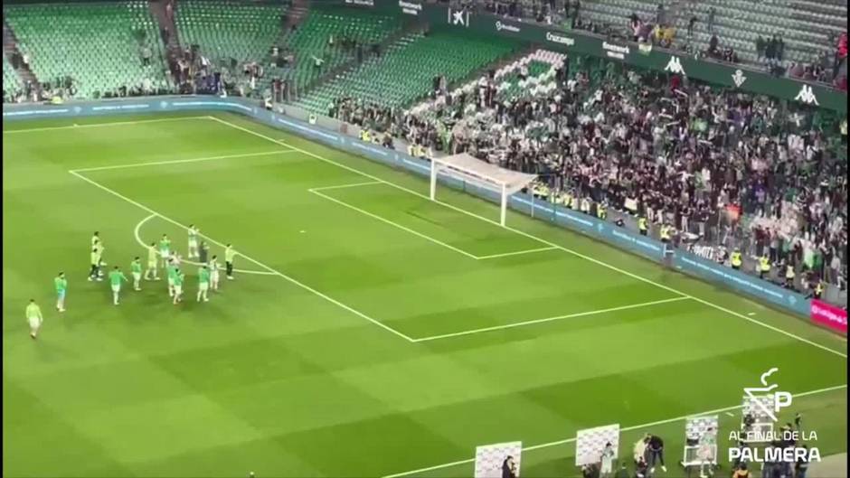 Betis: Los futbolistas regresaron al césped para recibir los ánimos de la afición para la semifinal de Copa