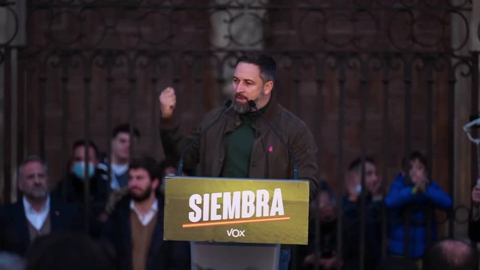 Abascal dice que Ayuso "ha fallado seriamente" con la inmigración