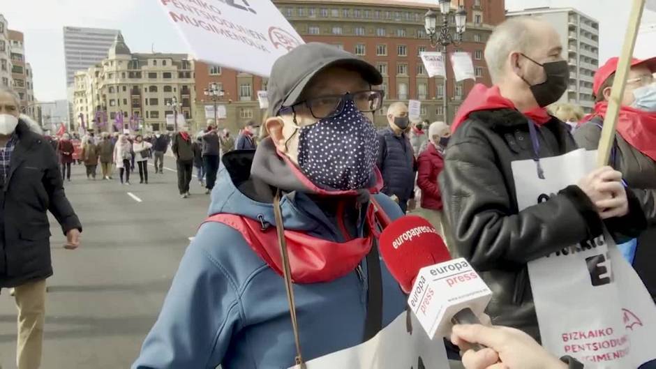 Pensionistas vascos se manifiestan en Bilbao contra el "fraude" de la reforma de pensiones