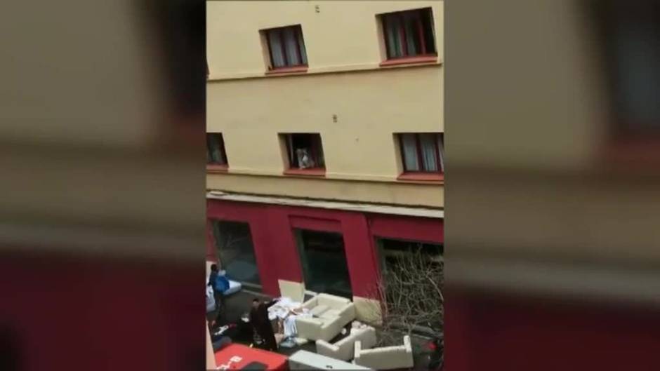 Dos personas saltan al vacío acorraladas por las llamas en el incendio de un hotel en Barcelona