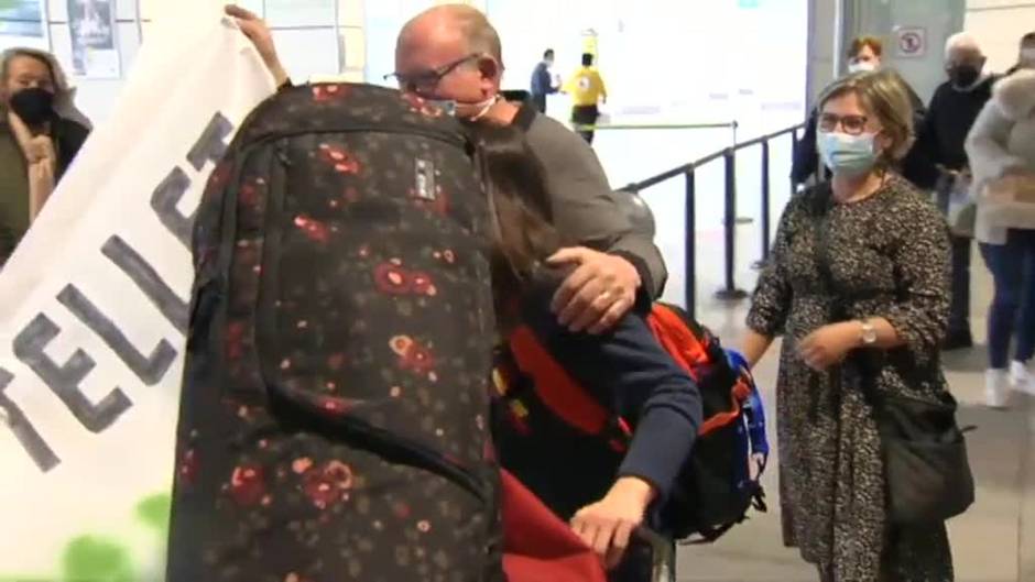 Caluroso recibimiento a Queralt Castellet en Barajas por parte de su familia