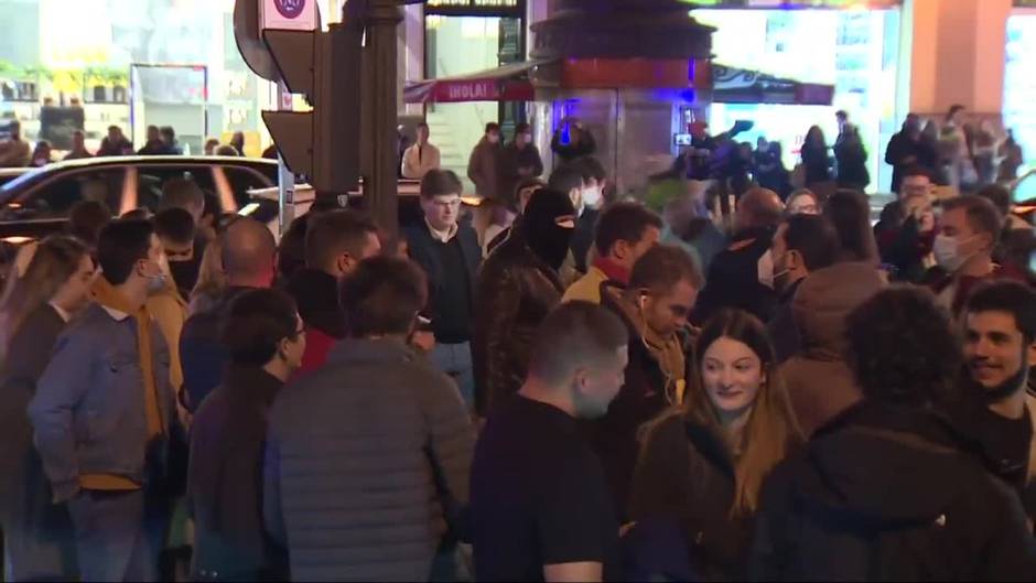 Gritos de "Ayuso sí, Casado no" y mariachis en la concentración en 'Génova'