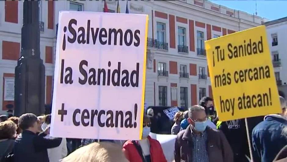 Cientos de sanitarios claman contra Ayuso por su gestión