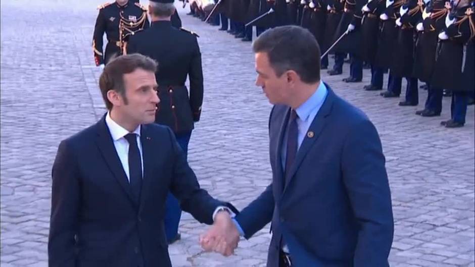 Efusivo recibimiento de Macron a Sánchez a su llegada a la cumbre de jefes de Gobierno de la UE