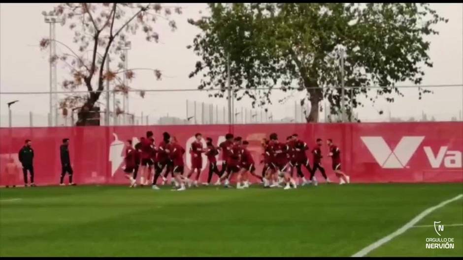 Último entrenamiento del Sevilla antes de viajar a Madrid