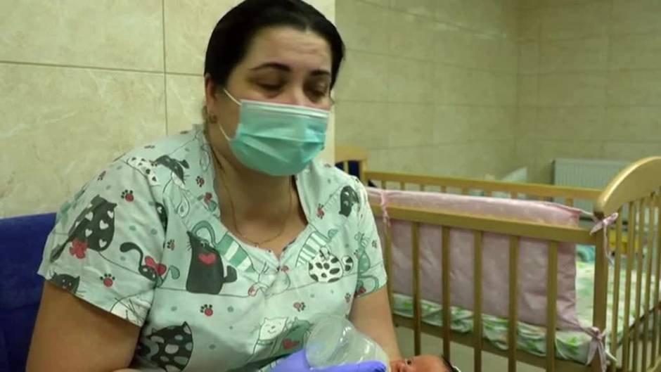 Un sótano de Kiev en medio del caos y de las explosiones es ahora el hogar de 21 bebés de gestación subrogada