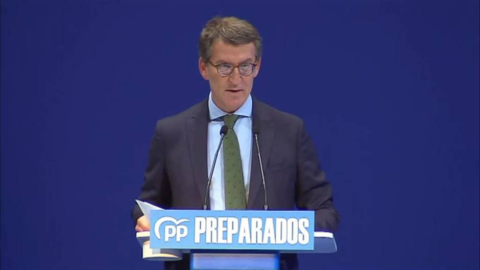 Un seguidor de Casado interrumpe un acto de Feijóo en Oviedo entre gritos de ¡fuera! y ¡presidente! del resto de asistentes