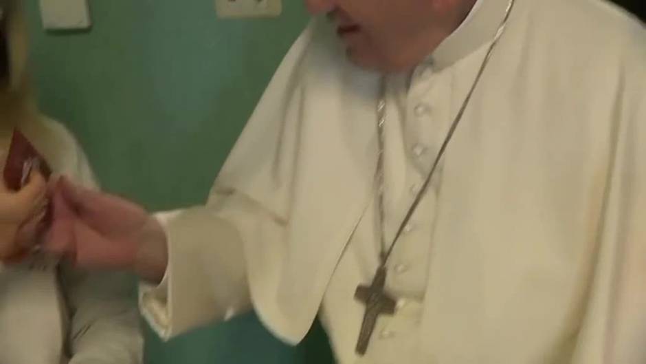 El papa visita a niños ucranianos refugiados ingresados en un hospital de Roma
