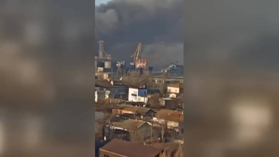 La armada ucraniana asegura haber destruido uno de los navíos más emblemáticos del Kremlin