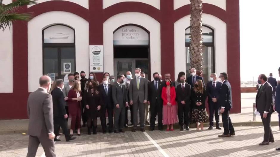 El Rey visita el puerto de Bonanza y una réplica de la Nao Victoria