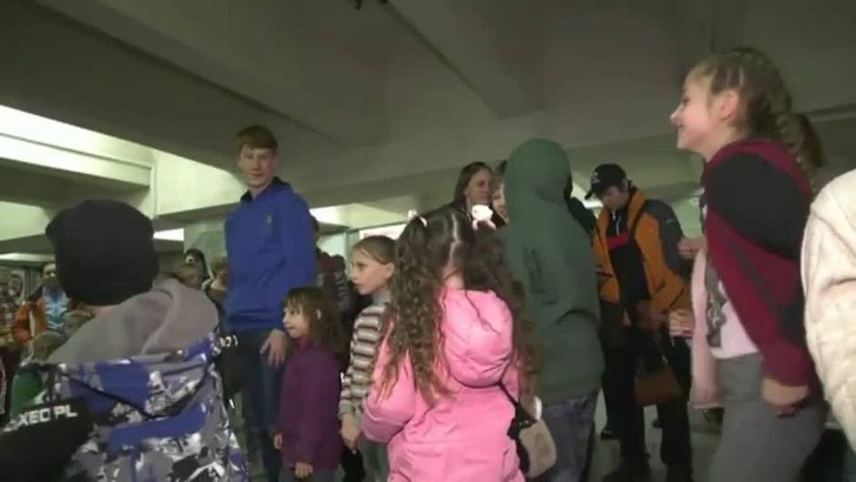 Los niños refugiados en el metro de Kharkiv (Ucrania) se olvidan por un momento de la guerra
