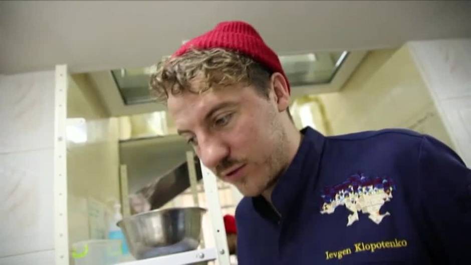 Un chef ucraniano sirve comida gratis a refugiados y necesitados en su bistró en Lviv