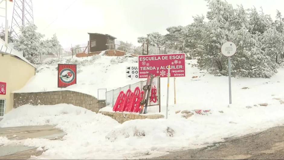 Nieve y frío en la estación de Navacerrada (Madrid)