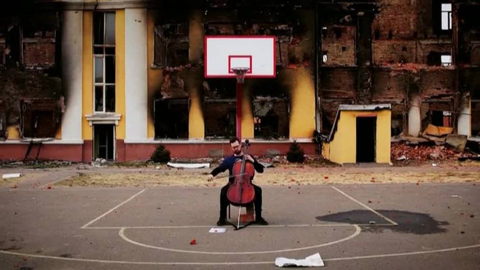 El violonchelista Denys Karachevtsev regala un momento de calma a los vecinos de Járkov