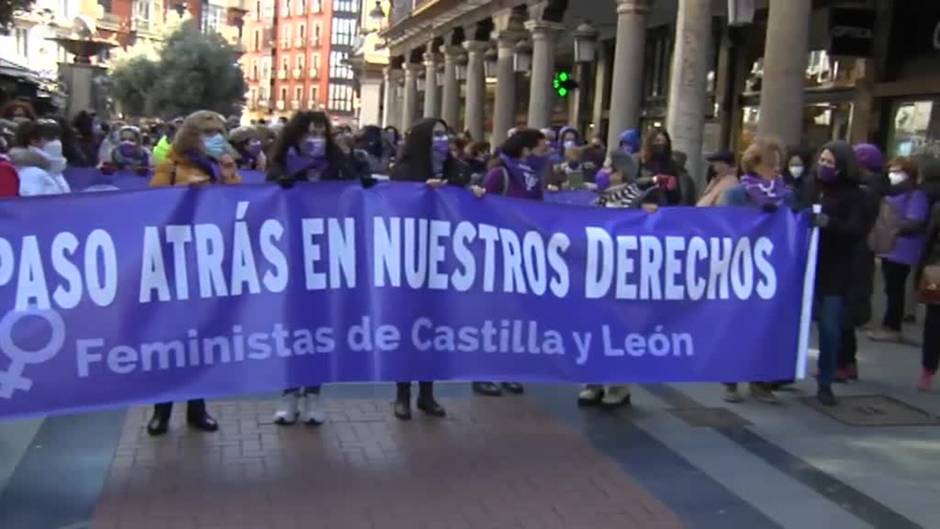 Miles de mujeres toman las calles de Valladolid bajo el lema 'Ni un paso atrás en nuestros derechos'